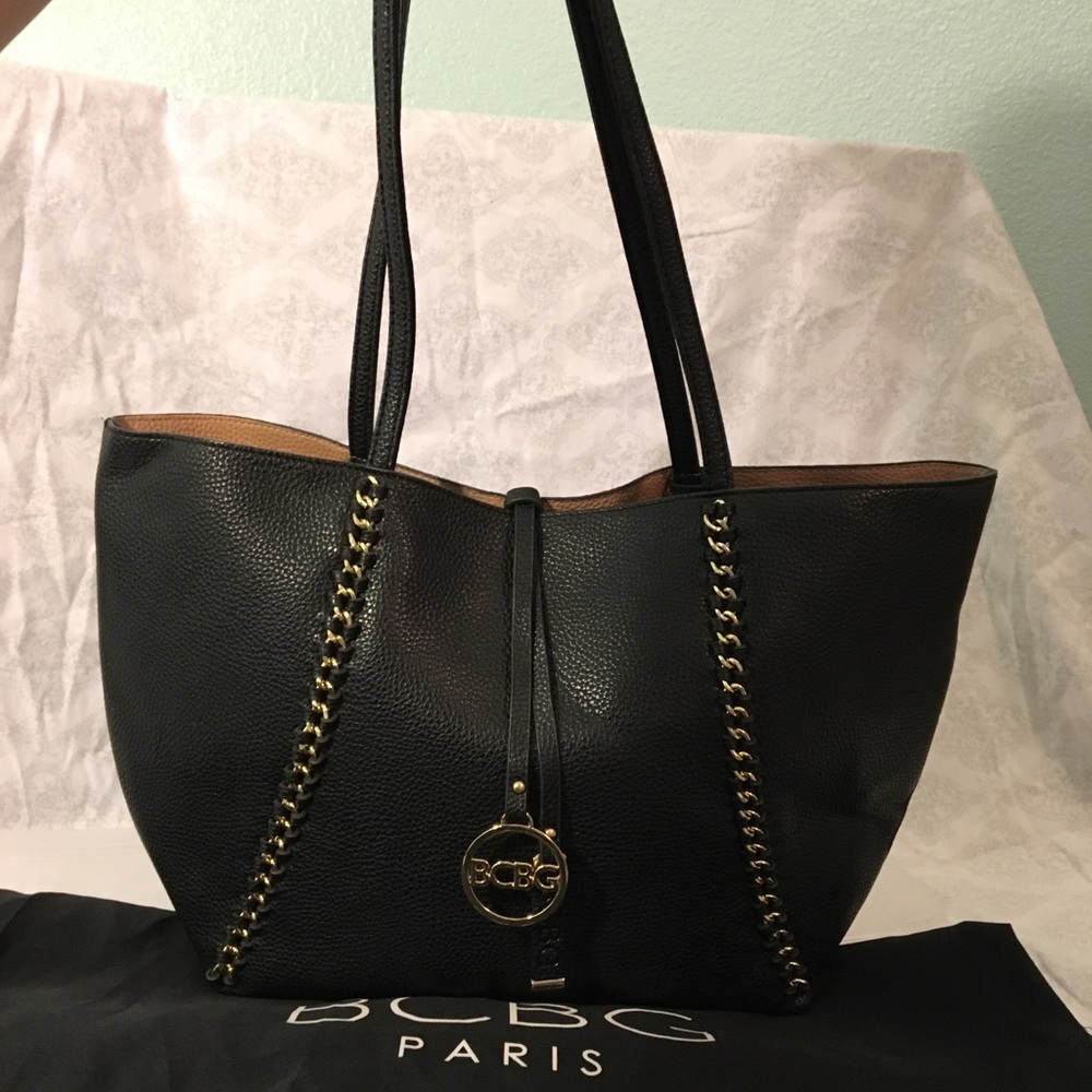IM REVERSIBLE!!! PEBBLED LEATHER BCBG SHOULDER BAG
